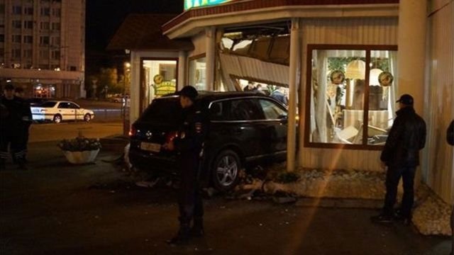 В Омске Volkswagen Touareg врезался в кафе с посетителями В Омске Volkswagen Touareg врезался в кафе с посетителями.jpg