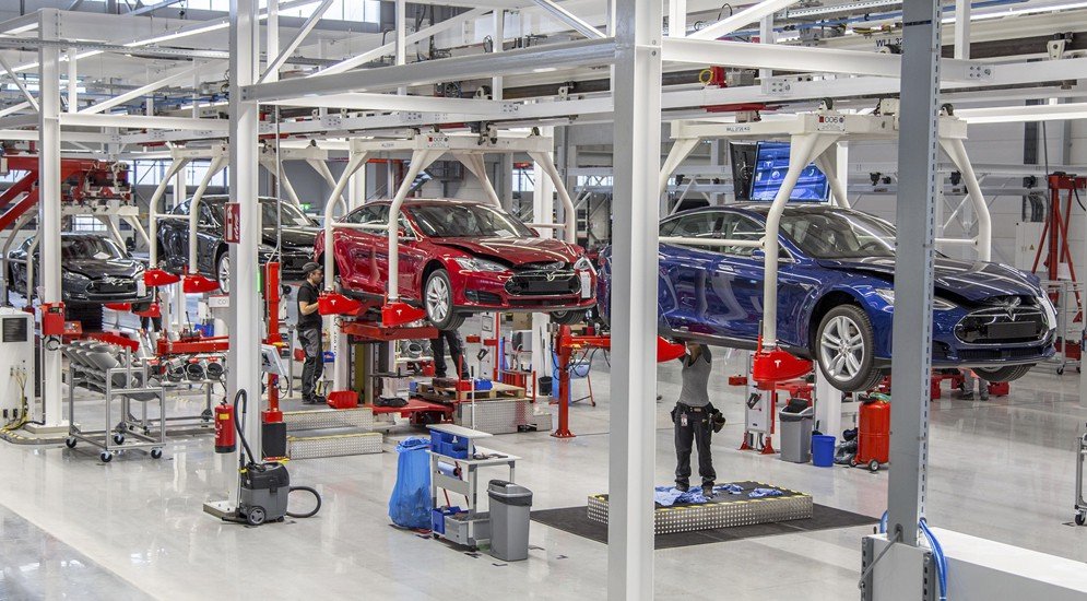 Илон Маск открыл первый в Европе завод Tesla 3.jpg