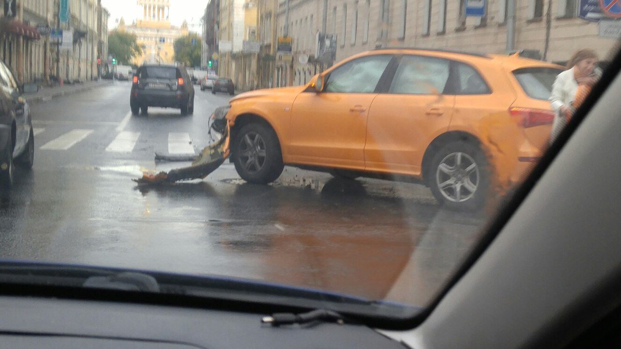 В Петербурге на Гороховой машина врезалась в здание 1.jpg