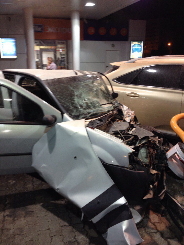 В Белгороде пьяная 19-летняя девушка на Lexus врезалась в АЗС, уходя от погони 7.jpg