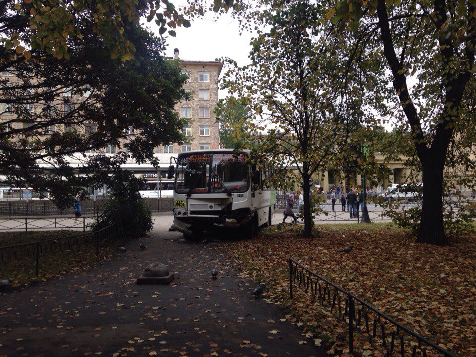 Возле метро Автово маршрутка вылетела на тротуар 4.jpg
