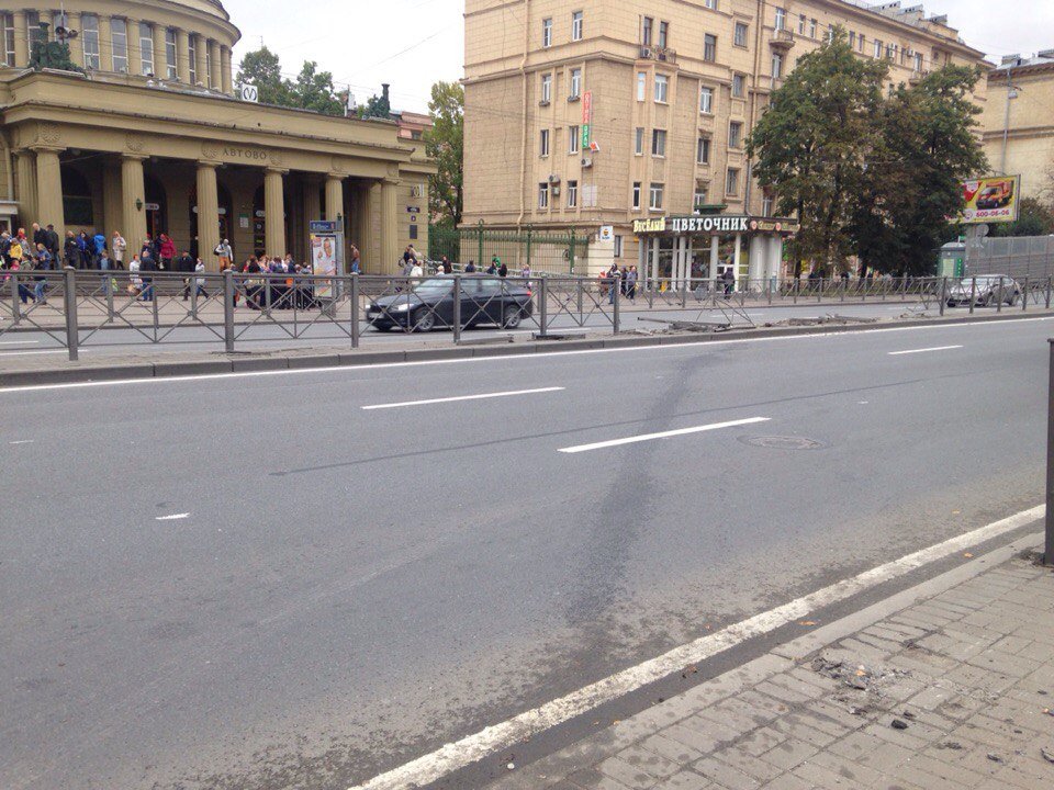Возле метро Автово маршрутка вылетела на тротуар 5.jpg