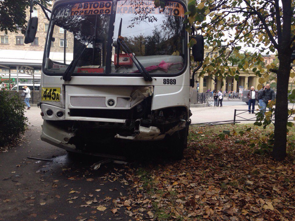 Возле метро Автово маршрутка вылетела на тротуар 8.jpg