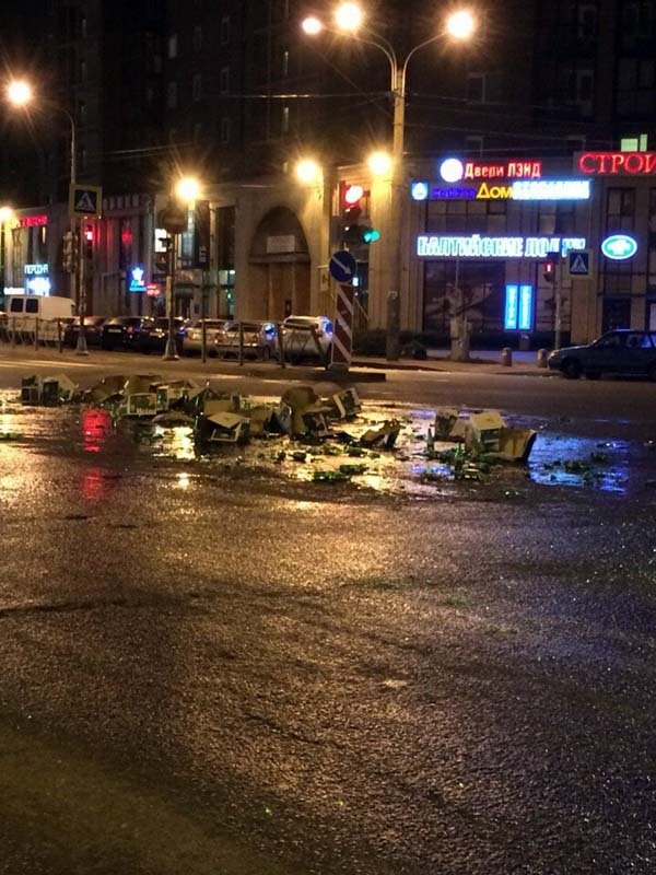 Прохожие помогли быстро убрать выпавшие из фуры ящики с пивом Пиво на дороге
