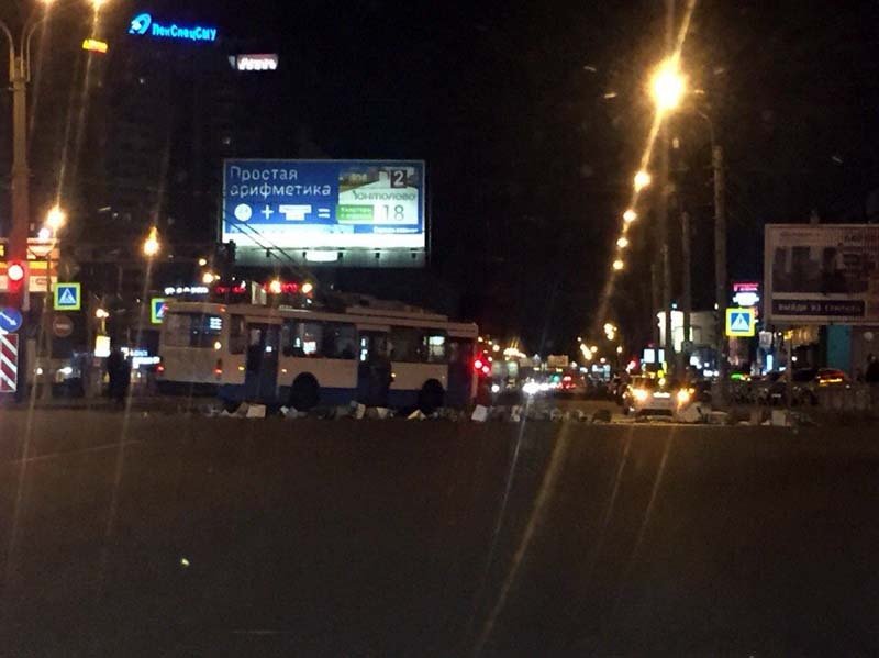 Прохожие помогли быстро убрать выпавшие из фуры ящики с пивом Пиво на дороге
