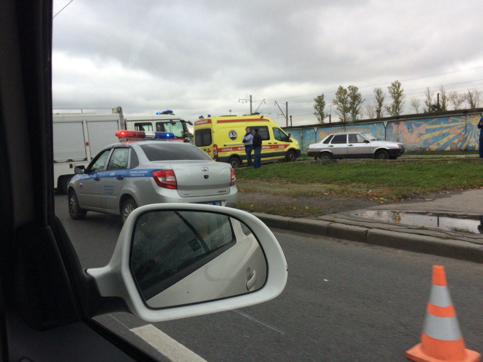 В Петербурге при столкновении с "Газелью" отбросило в столб Nissan Tiida, есть пострадавшие 555.jpg