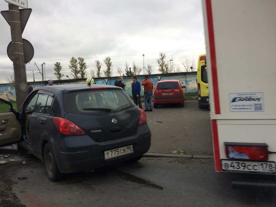 В Петербурге при столкновении с "Газелью" отбросило в столб Nissan Tiida, есть пострадавшие eRr81mOWaWE.jpg