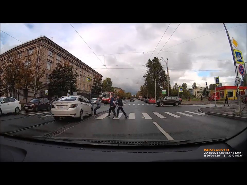 ГИБДД разыскивает водителя Hyundai, едва не сбившего детей на зебре 2.jpg
