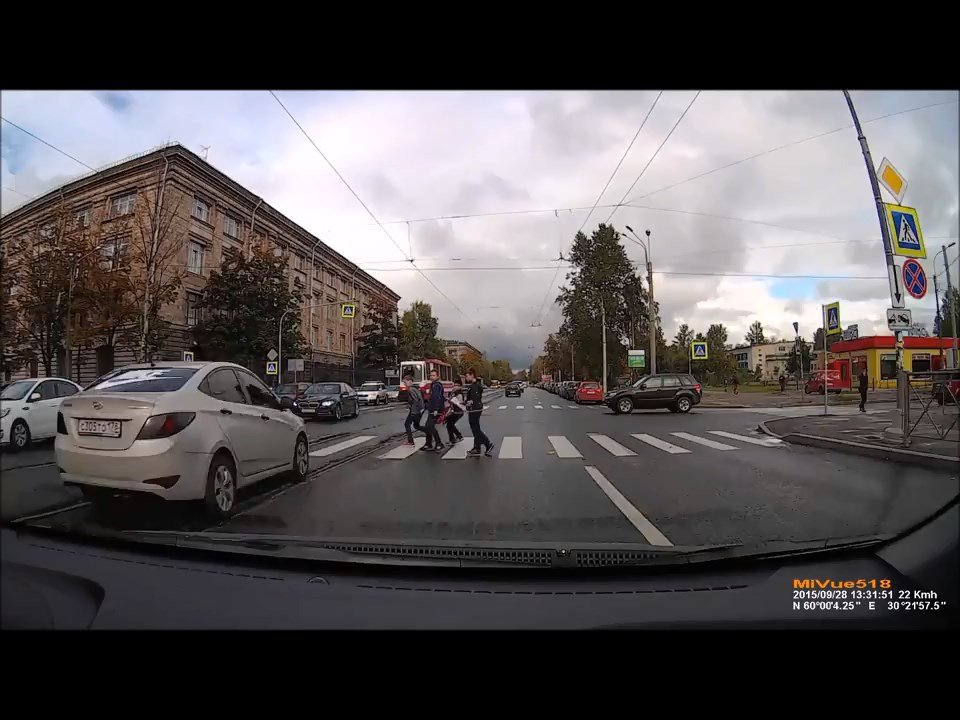 ГИБДД разыскивает водителя Hyundai, едва не сбившего детей на зебре 1.jpg