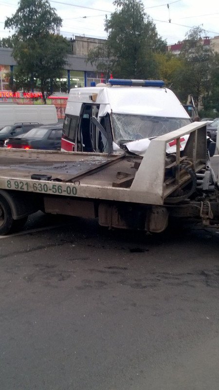 На Народной столкнулись "Скорая помощь" и эвакуатор: есть пострадавшие На Народной столкнулись "Скорая помощь" и эвакуатор: есть пострадавшие 4.jpg