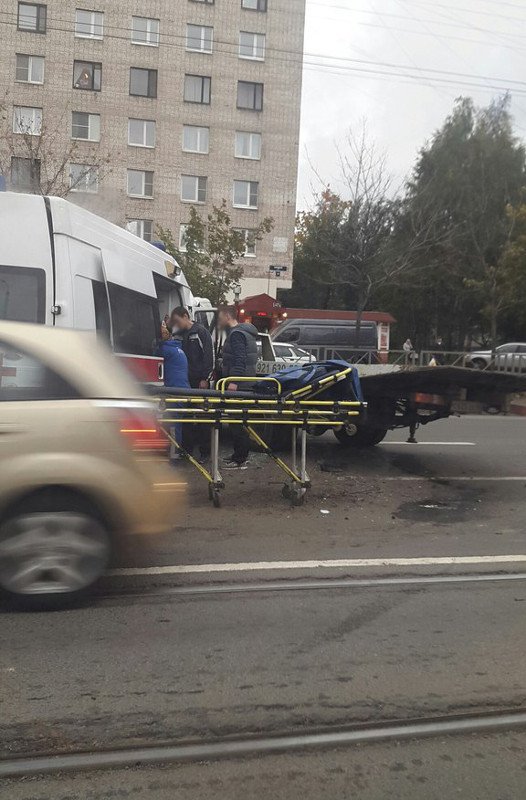 На Народной столкнулись "Скорая помощь" и эвакуатор: есть пострадавшие На Народной столкнулись "Скорая помощь" и эвакуатор: есть пострадавшие 7.jpg