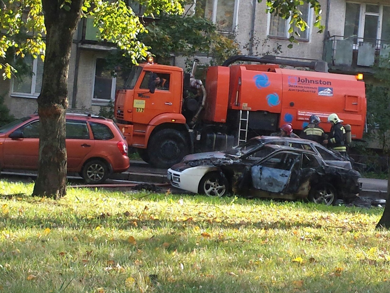 Porsche загорелся на ходу и поджег "Ладу" на проспекте Юрия Гагарина Porsche загорелся на ходу и поджег "Ладу" на проспекте Юрия Гагарина 1.jpg