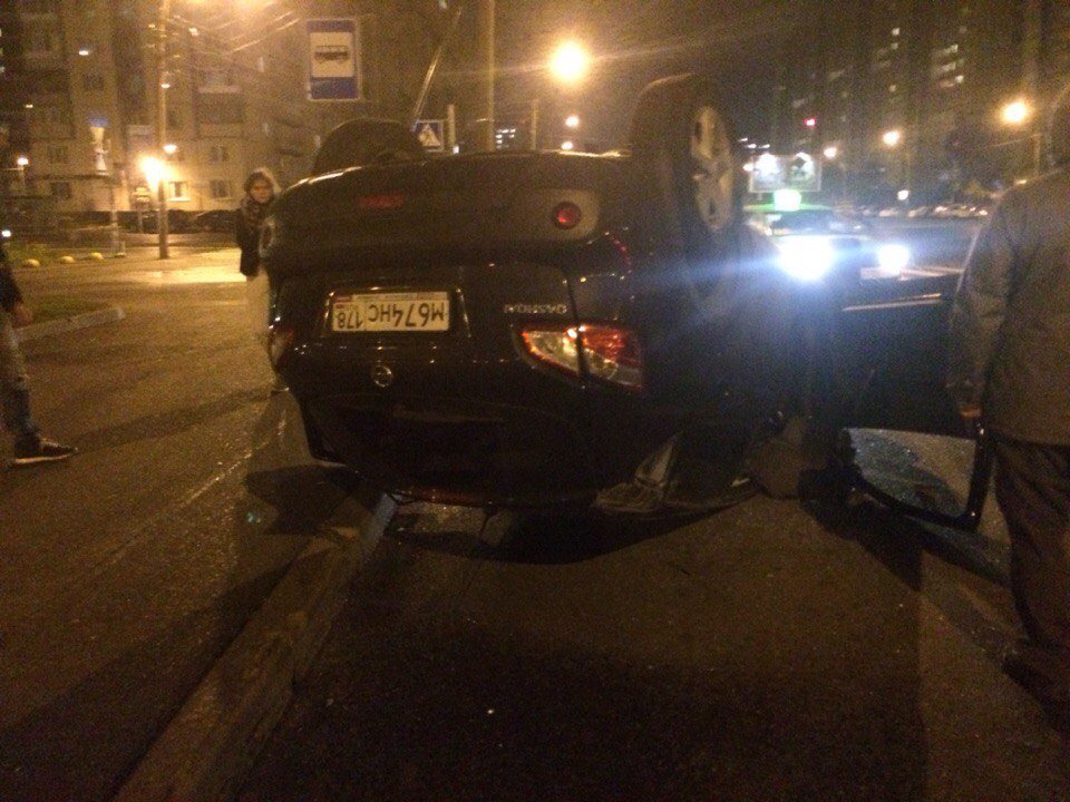 На улице Хошимина в Петербурге перевернулся Nissan Qashqai с ребенком внутри 3.jpg