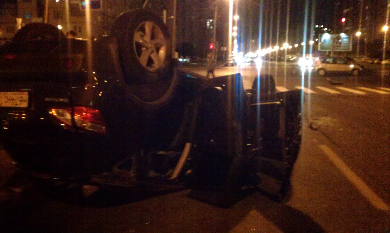 На улице Хошимина в Петербурге перевернулся Nissan Qashqai с ребенком внутри 2.jpg