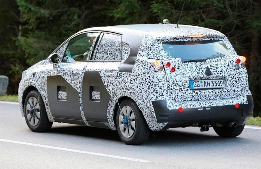 Opel Meriva третьего поколения заснят на тестах Opel Meriva 2017 spied 2.jpg