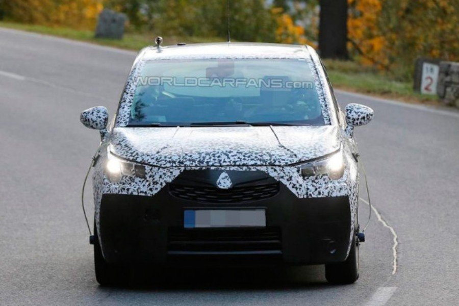 Opel Meriva третьего поколения заснят на тестах Opel Meriva 2017 spied 1.jpg