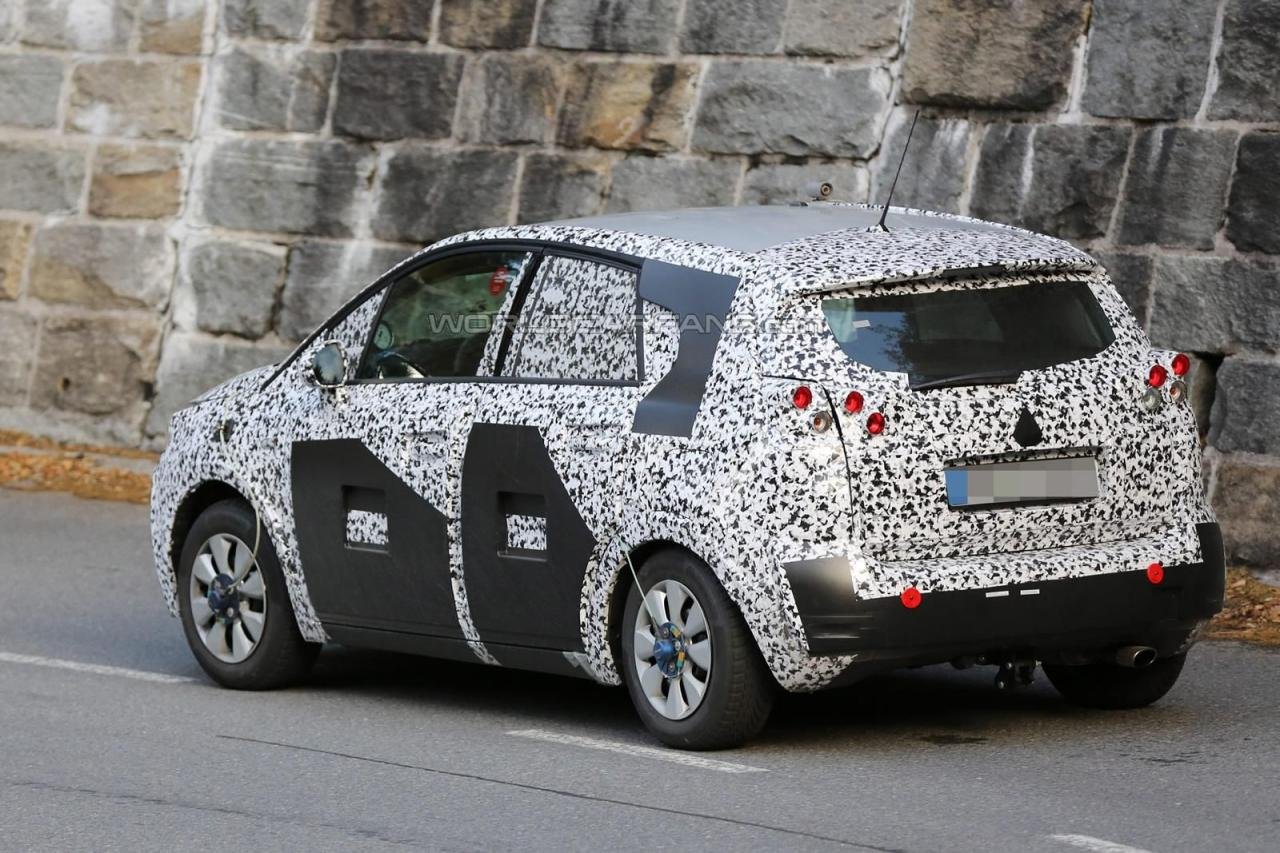 Opel Meriva третьего поколения заснят на тестах Opel Meriva 2017 spied 3.jpg