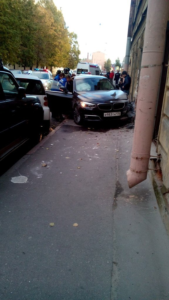 В Василеостровском районе BMW врезалась в дом 4.jpg
