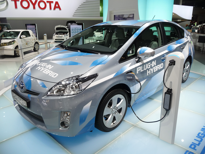 Toyota предполагает практически полностью прекратить выпуск бензиновых автомобилей к 2050 году Toyota Prius Plug-in Hybrid.png