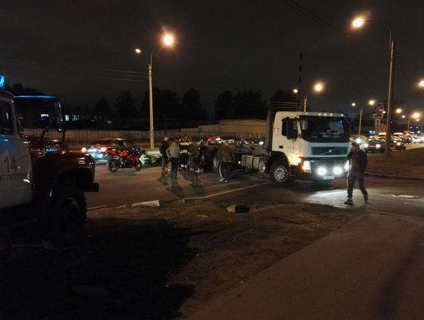 На Митрофаньевском шоссе столкнулись мотоцикл и грузовик На Митрофаньевском шоссе столкнулись мотоцикл и грузовик 2.jpg