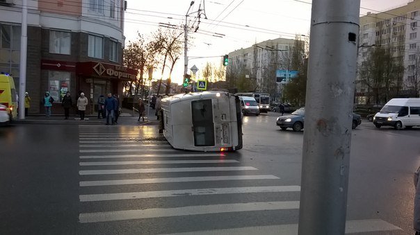 В Уфе перевернулся автобус с детьми: семеро пострадали В Уфе перевернулся автобус с детьми2.jpg