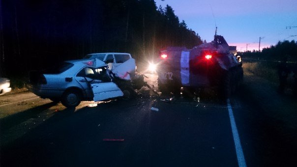 На Краснофлотском шоссе столкнулись БТР и Mercedes На Краснофлотском шоссе столкнулись БТР и Mercedes 4.jpg