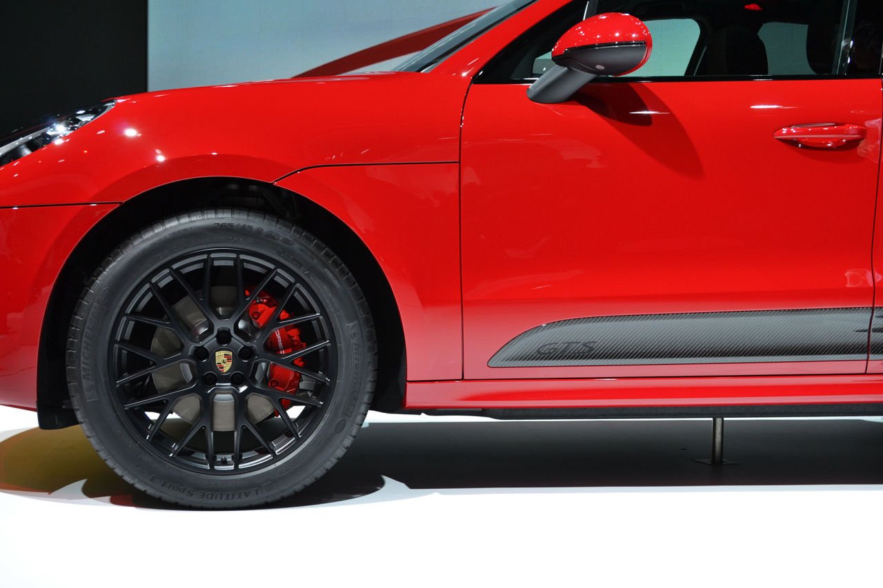 На рынок Европы вышла «заряженная» версия кроссовера Porsche Macan GTS Porsche Macan GTS 4.jpg