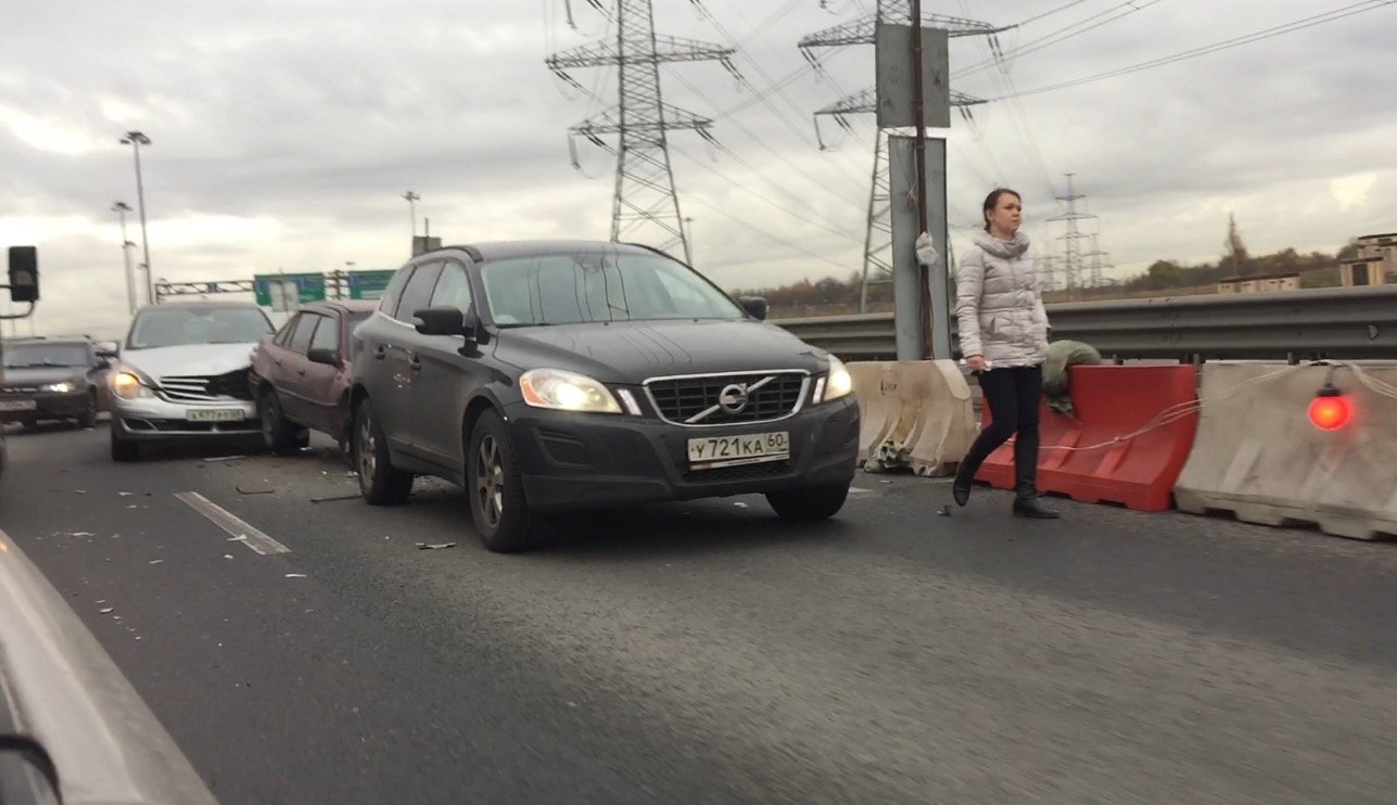 Volvo, Daewoo и Mercedes Benz R-Classe столкнулись на КАДе утром в четверг ДТП с тремя автомобилями на КАД