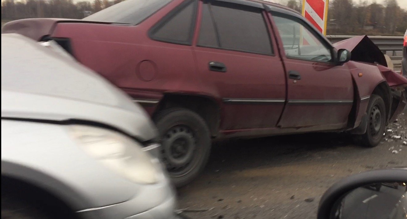 Volvo, Daewoo и Mercedes Benz R-Classe столкнулись на КАДе утром в четверг ДТП с тремя автомобилями на КАД