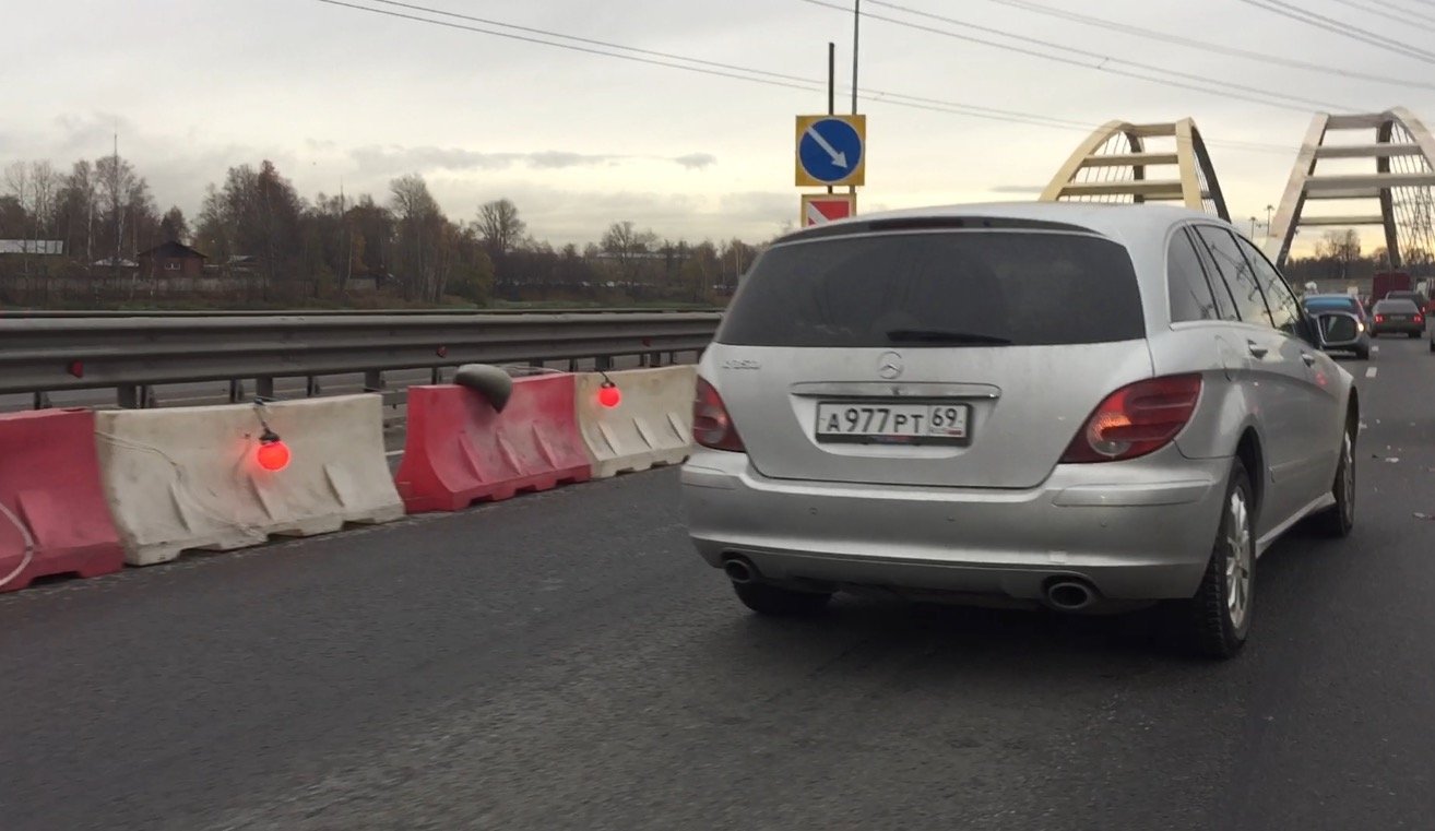 Volvo, Daewoo и Mercedes Benz R-Classe столкнулись на КАДе утром в четверг ДТП с тремя автомобилями на КАД