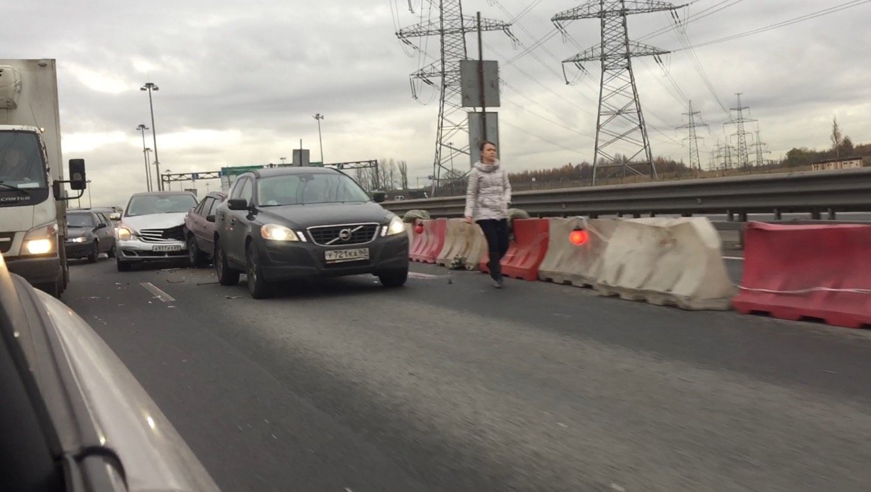 Volvo, Daewoo и Mercedes Benz R-Classe столкнулись на КАДе утром в четверг ДТП с тремя автомобилями на КАД