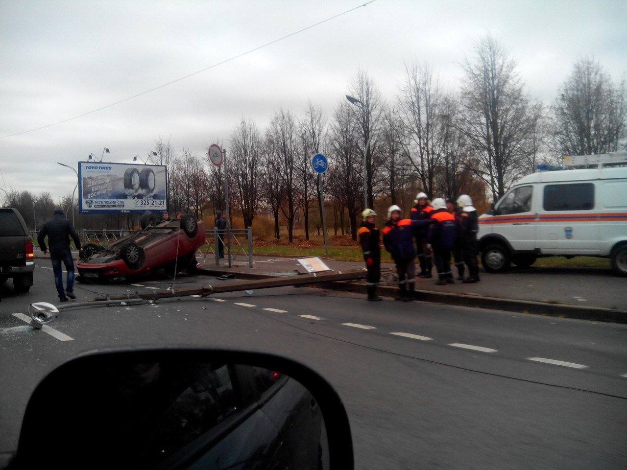 На проспекте Луначарского после столкновения со столбом перевернулась Лада 1.jpg