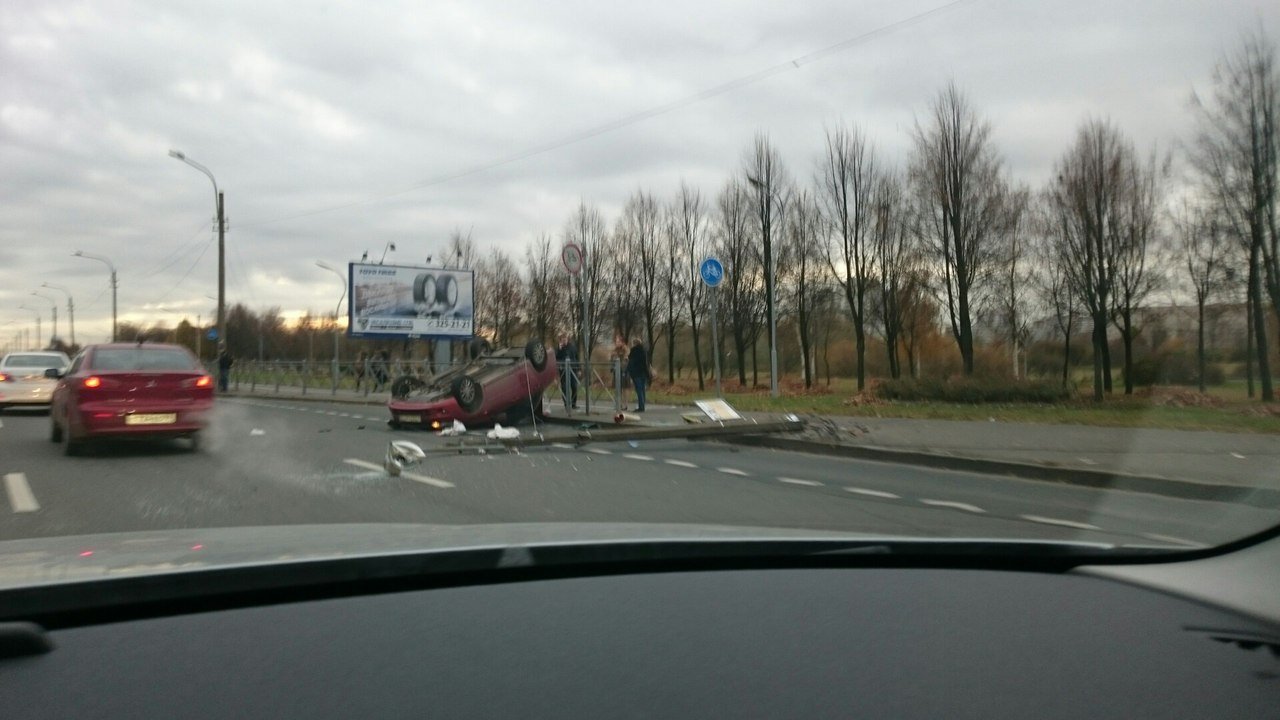 На проспекте Луначарского после столкновения со столбом перевернулась Лада 3.jpg