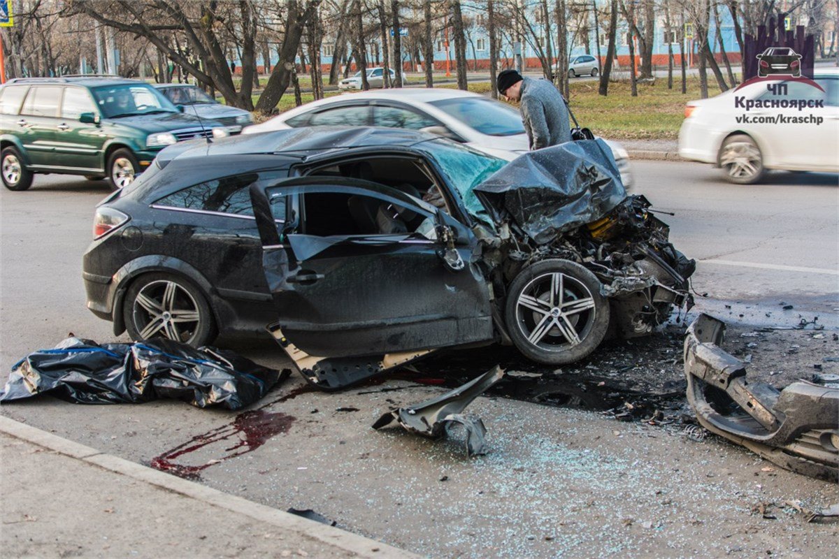 В Красноярске пьяный водитель врезался в автобус 2.jpg