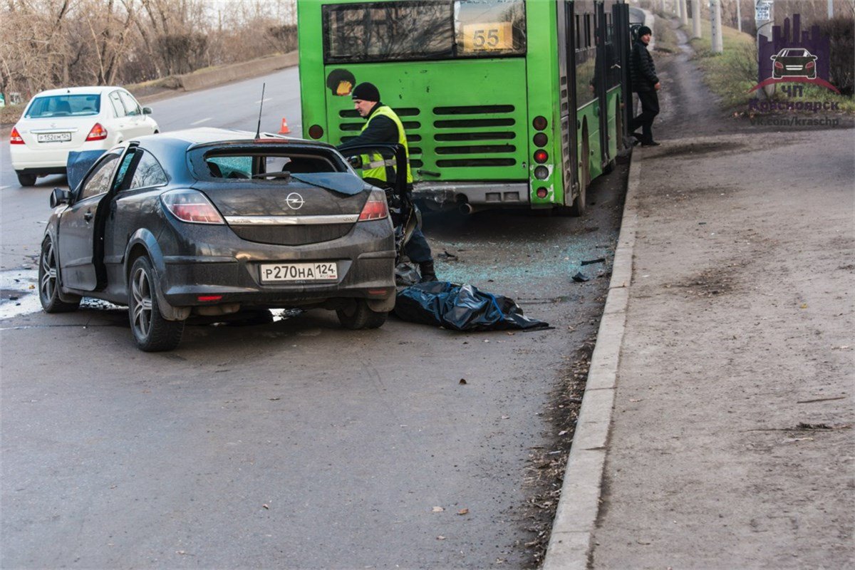 В Красноярске пьяный водитель врезался в автобус 7.jpg