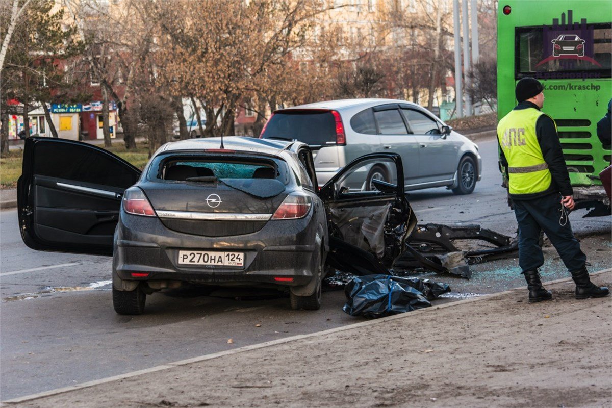 В Красноярске пьяный водитель врезался в автобус 5.jpg