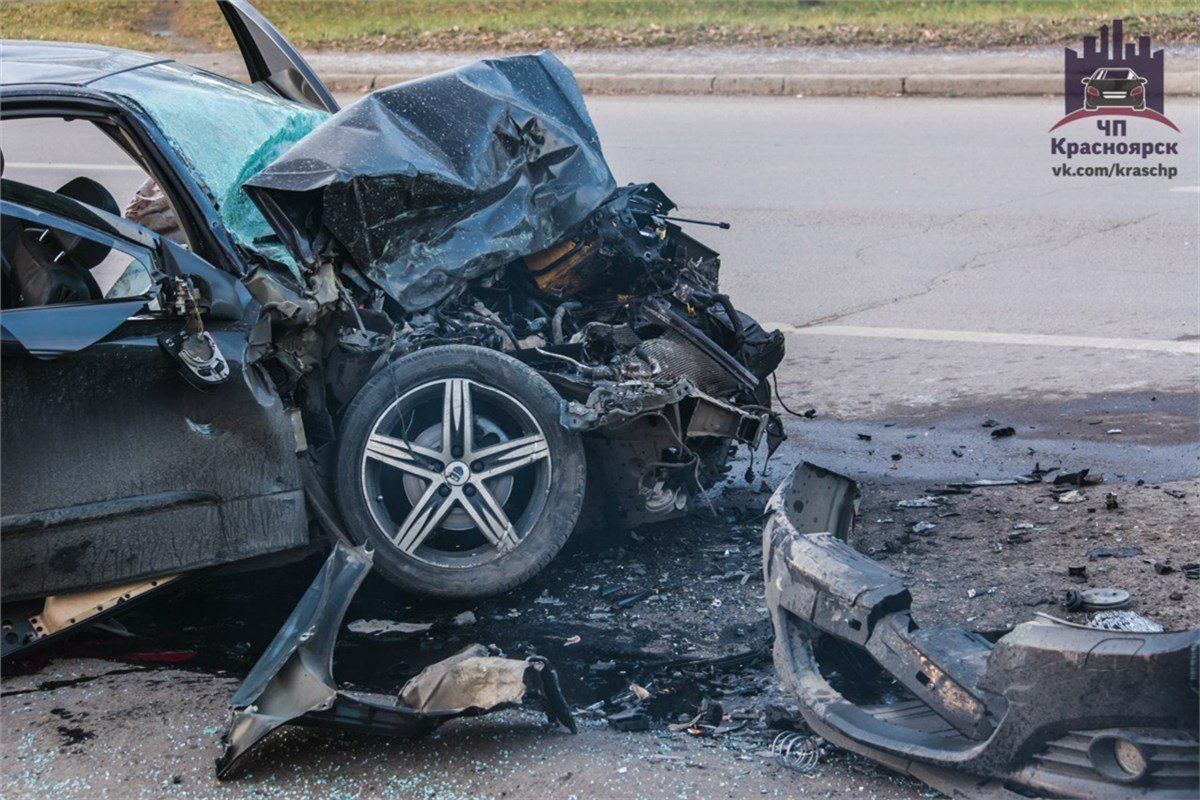 В Красноярске пьяный водитель врезался в автобус 3.jpg