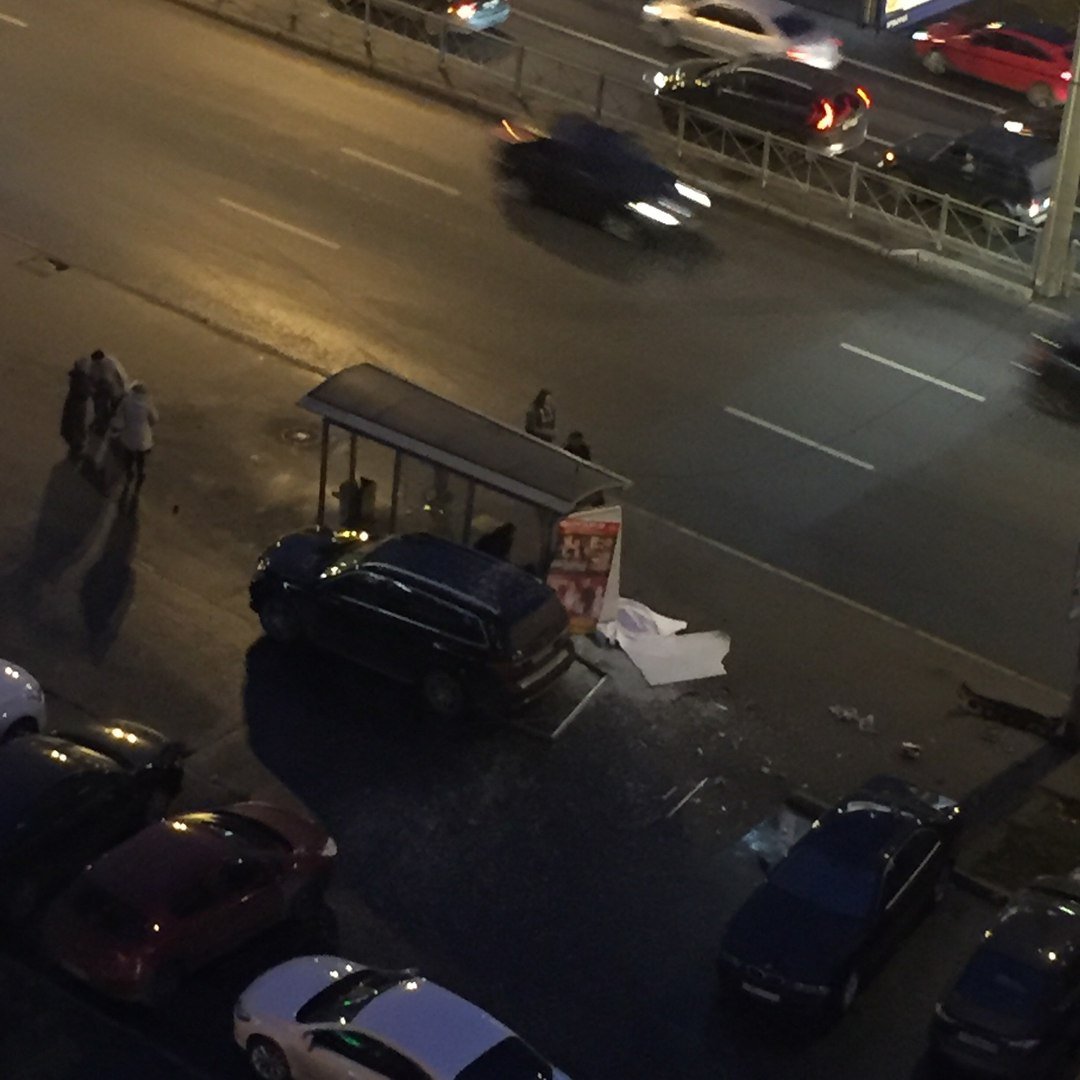 На Ленинском проспекте автомобиль влетел в остановку и сбил двух человек 2.jpg