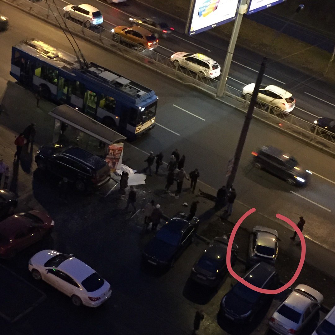 На Ленинском проспекте автомобиль влетел в остановку и сбил двух человек 3.jpg