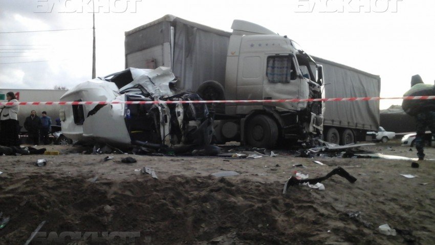 В Волгограде в ДТП с маршруткой и грузовиком погиб мужчина и ребенок В Волгограде в ДТП с маршруткой и грузовиком погиб мужчина и ребенок 4.jpg