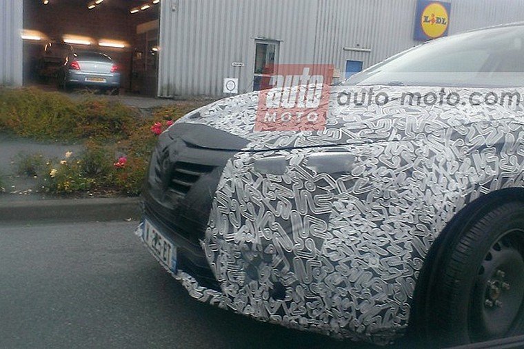 Новый Renault Fluence  попал в объективы фотошпионов 3.jpg