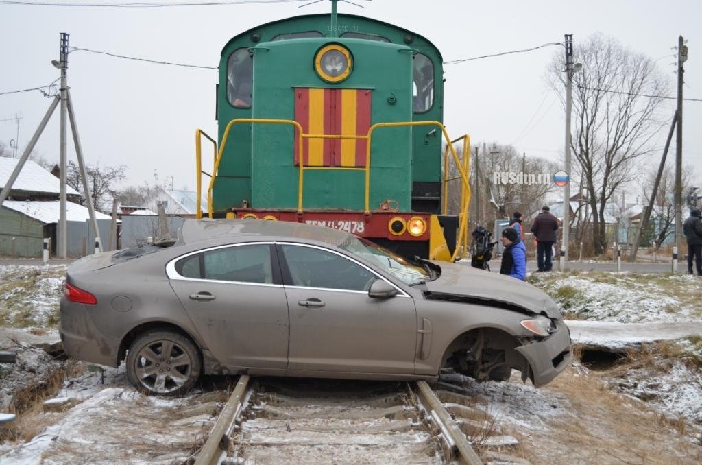В Ивановской области тепловоз протаранил Jaguar 1.jpg