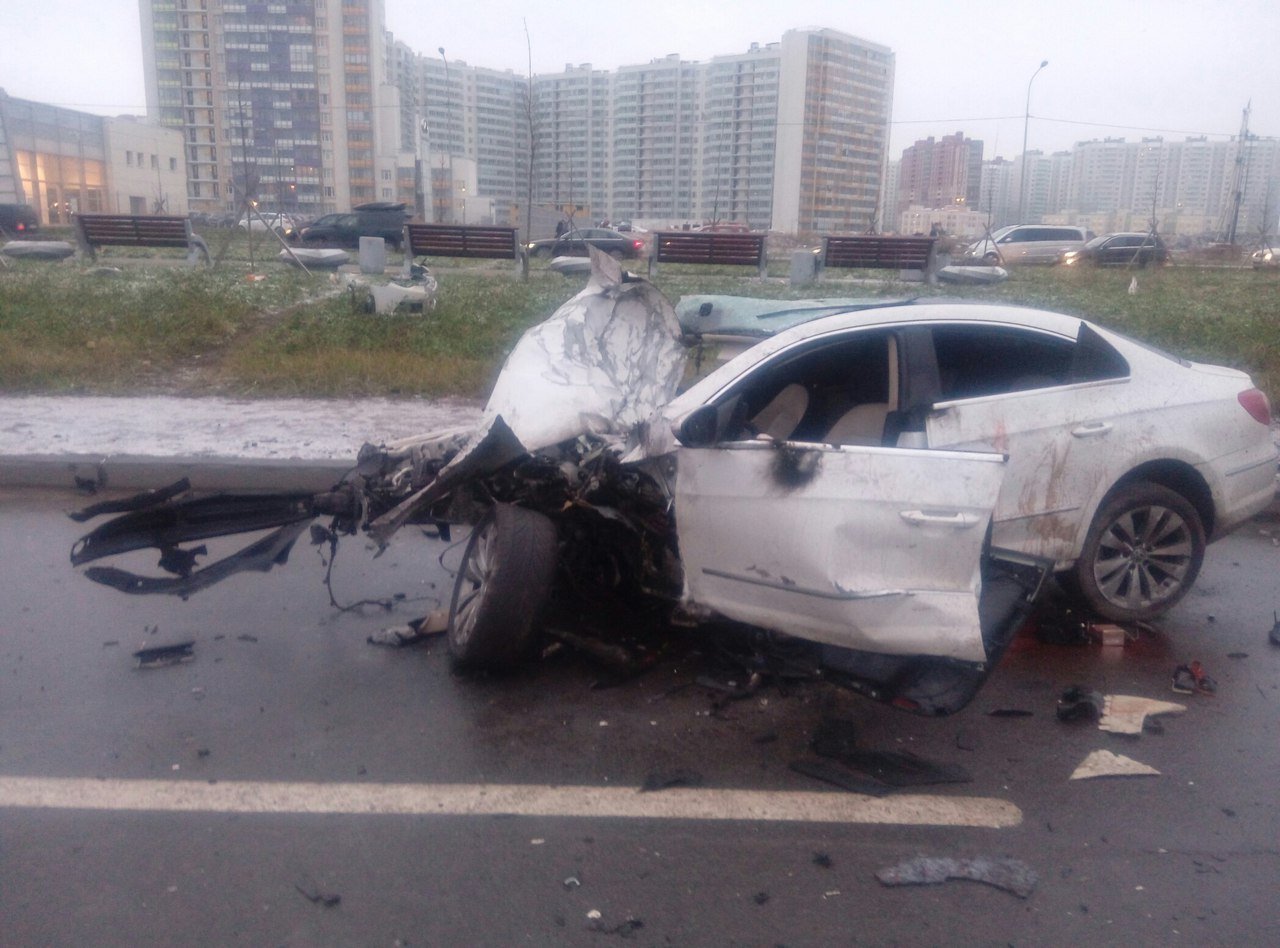 На Дальневосточном проспекте при столкновении Volkswagen со столбом погибла девочка 2.jpeg
