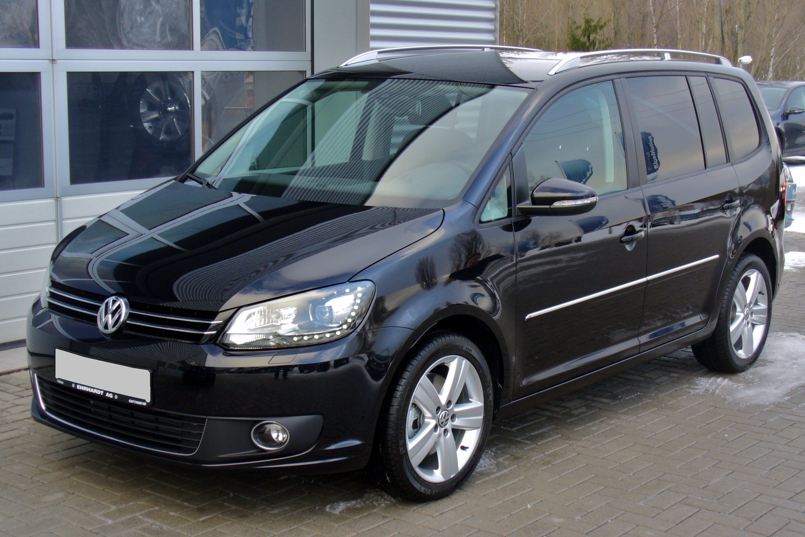 С рынка России ушли две модели Volkswagen Touran volkswagen.jpg