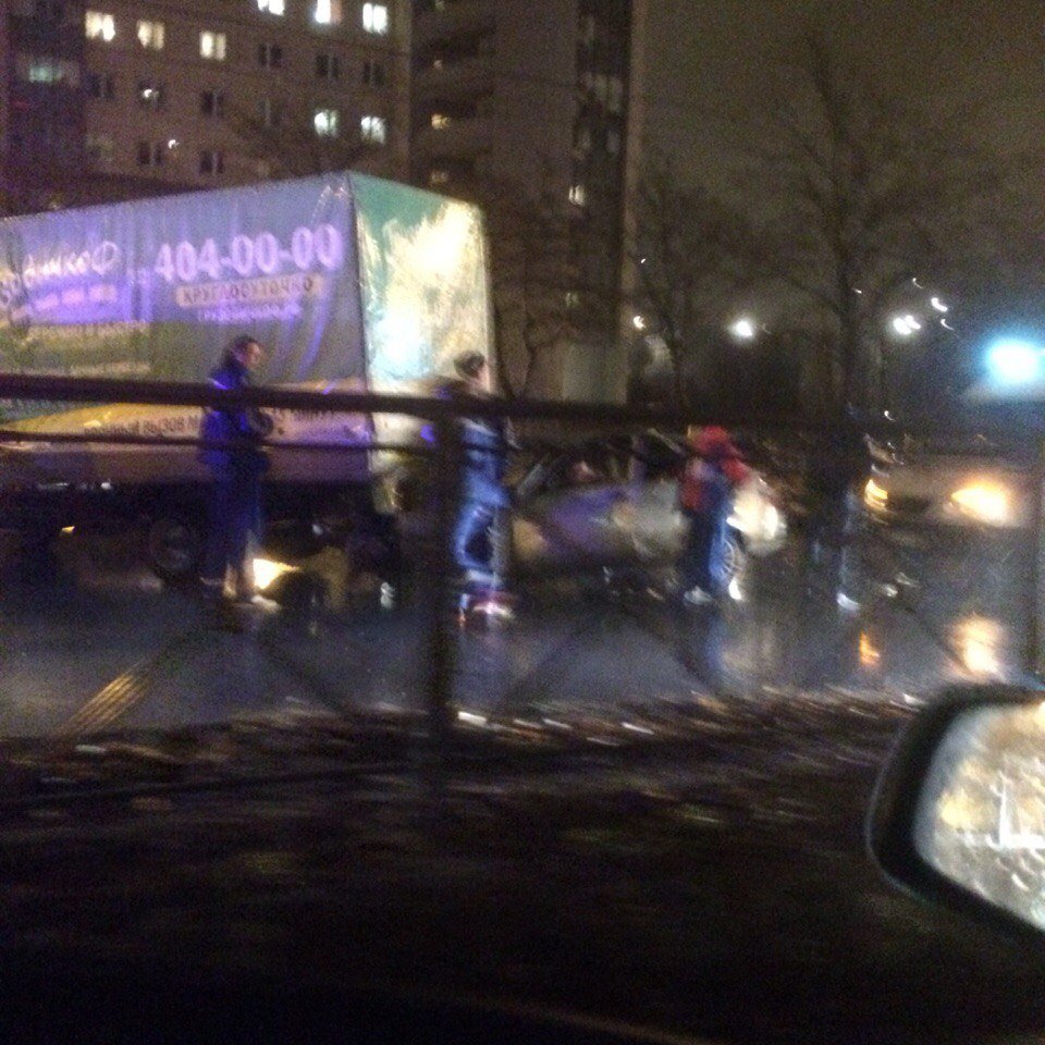 На проспекте Славы легковушка влетела под грузовик 3.jpg