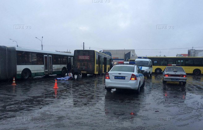 Кондуктор погибла под колесами маршрутки в Петербурге Кондуктор погибла под колесами маршрутки в Петербурге.jpg