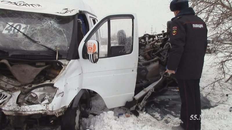 В Омске в ДТП с маршруткой пострадали 12 человек 2.jpg