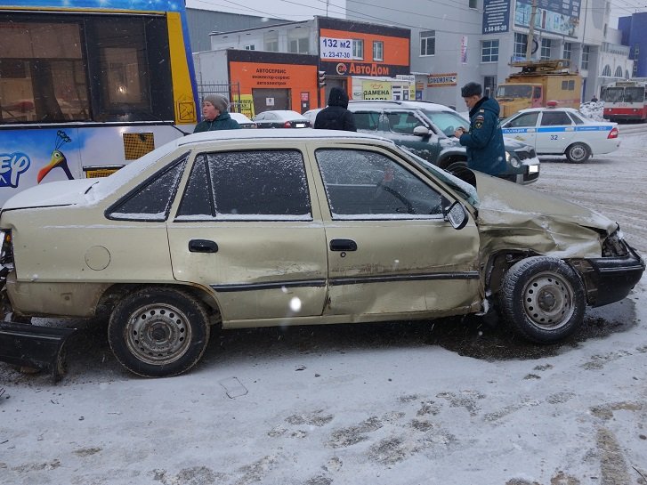 В Ижевске автобус врезался в столб: пострадало 13 человек 1.jpg