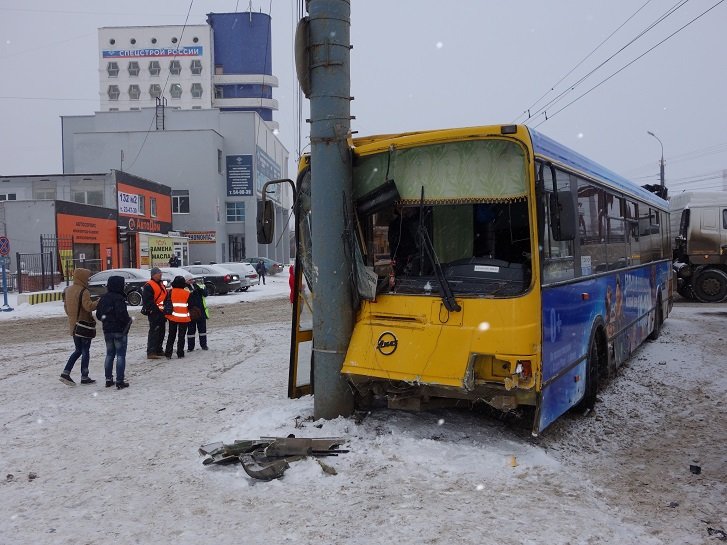 В Ижевске автобус врезался в столб: пострадало 13 человек 2.jpg