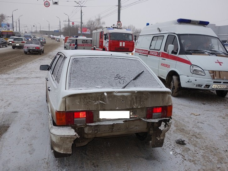 В Ижевске автобус врезался в столб: пострадало 13 человек 3.jpg